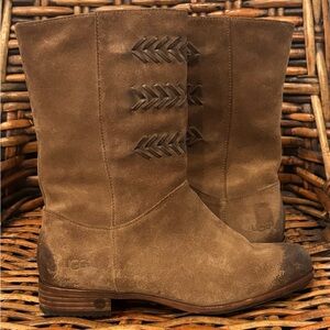UGG Cailyn Womens 6 Boots
Brown Distressed Suede Winter
Western Low Heel Roper